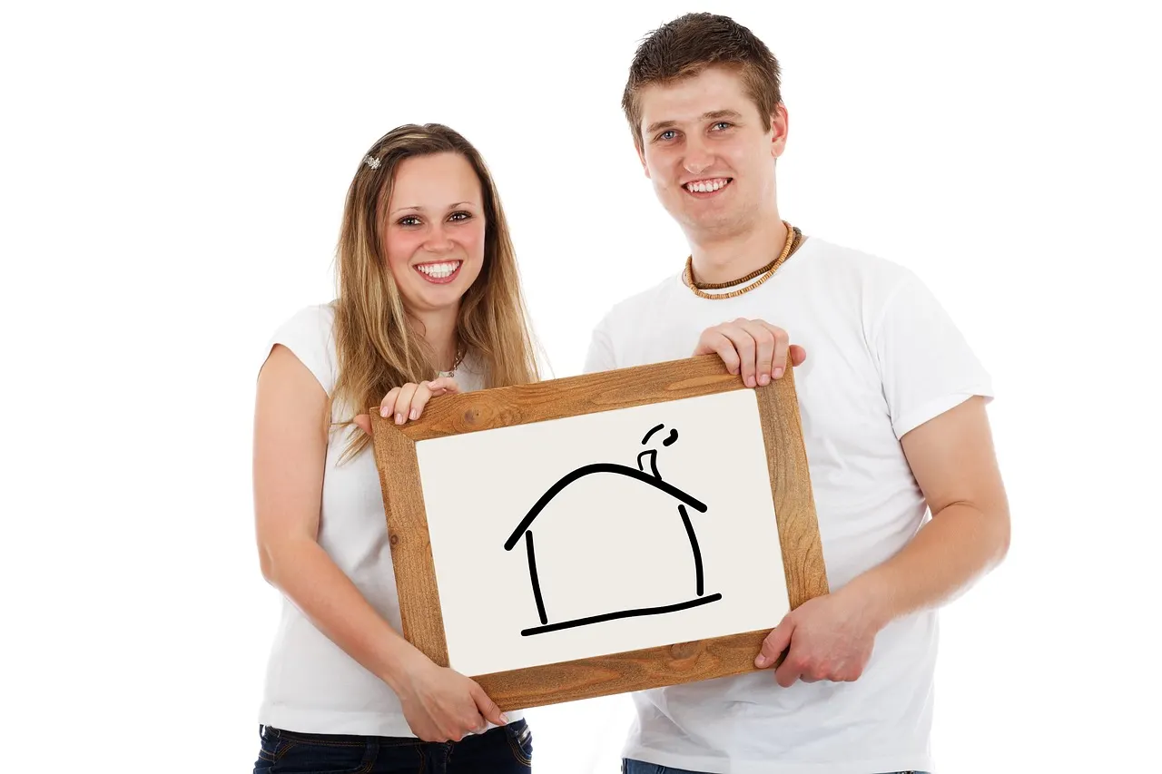 Couple portant des cartons de déménagement